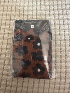 Threads Brown Floral Card Holder